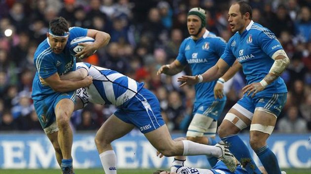 ファヴァロ選手(青、ボール)とパリセ選手(青、右)