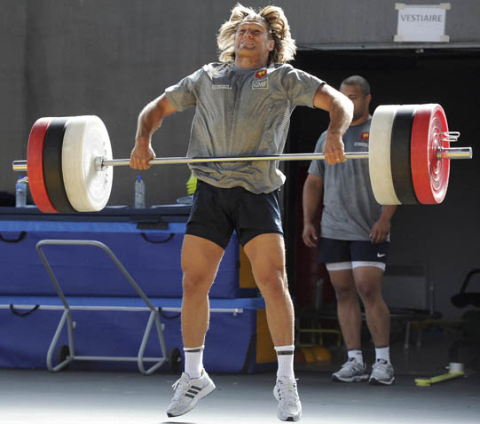 ラグビーのフランス代表とザルゼウスキ選手はスナッチをする。