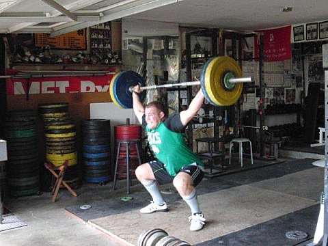 オールブラックスの動きやすくて強いプロップ：オウェン･フランクス。スナッチ中