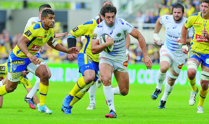 カストルのCTBラムラ選手はトライを取りに行く。