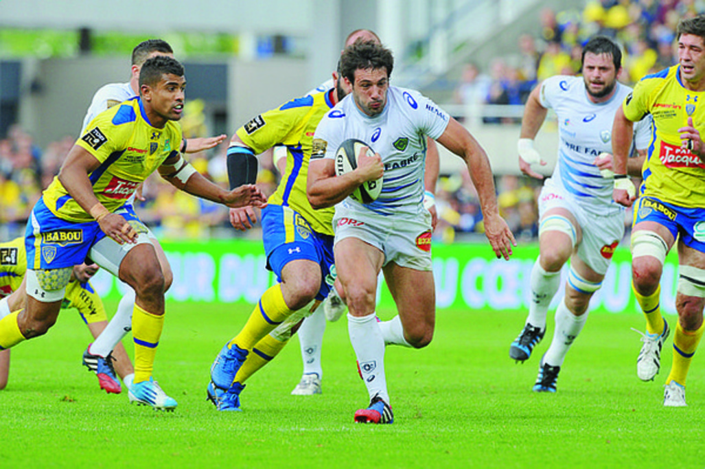 カストルのCTBラムラ選手はトライを取りに行く。